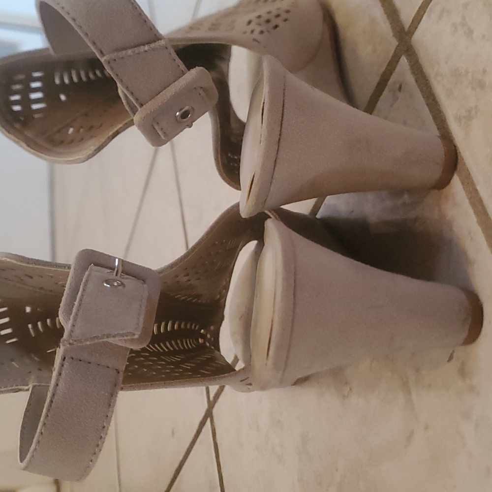 EUC LIKE NEW B.L.E.U Beige Laser Cut Perforated wedge Sandals ROSINA Beige Sz.9 - Picture 6 of 9